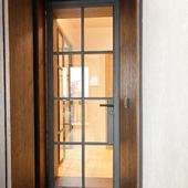 Další z našich dveří jdou již na místě. Realizace v Tatrách, rodinného apartmánu, ve spolupráci s @what_architects #designinspiration #designovynabytekcz #designovynabytekcz #designovedvere #luxusni #dvere #dveře #tur #turen #türen #türe #pivotdoor #pivotdoors #loft #loftstyle #loftdesign #loftdoors #lofttüren #pivottüre #crittalldoors #moderndoor #innentüren #innentür