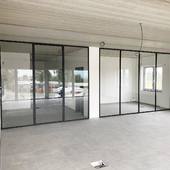 Když stěny, tak s tenoučký rámy a z oceli #příčky #steny #ocelovépříčky #kancelare #sklenenesteny #sklovinterieru #office #glass #officedesign #glasswall #glasswalls #glazing #glaswand #glaswall